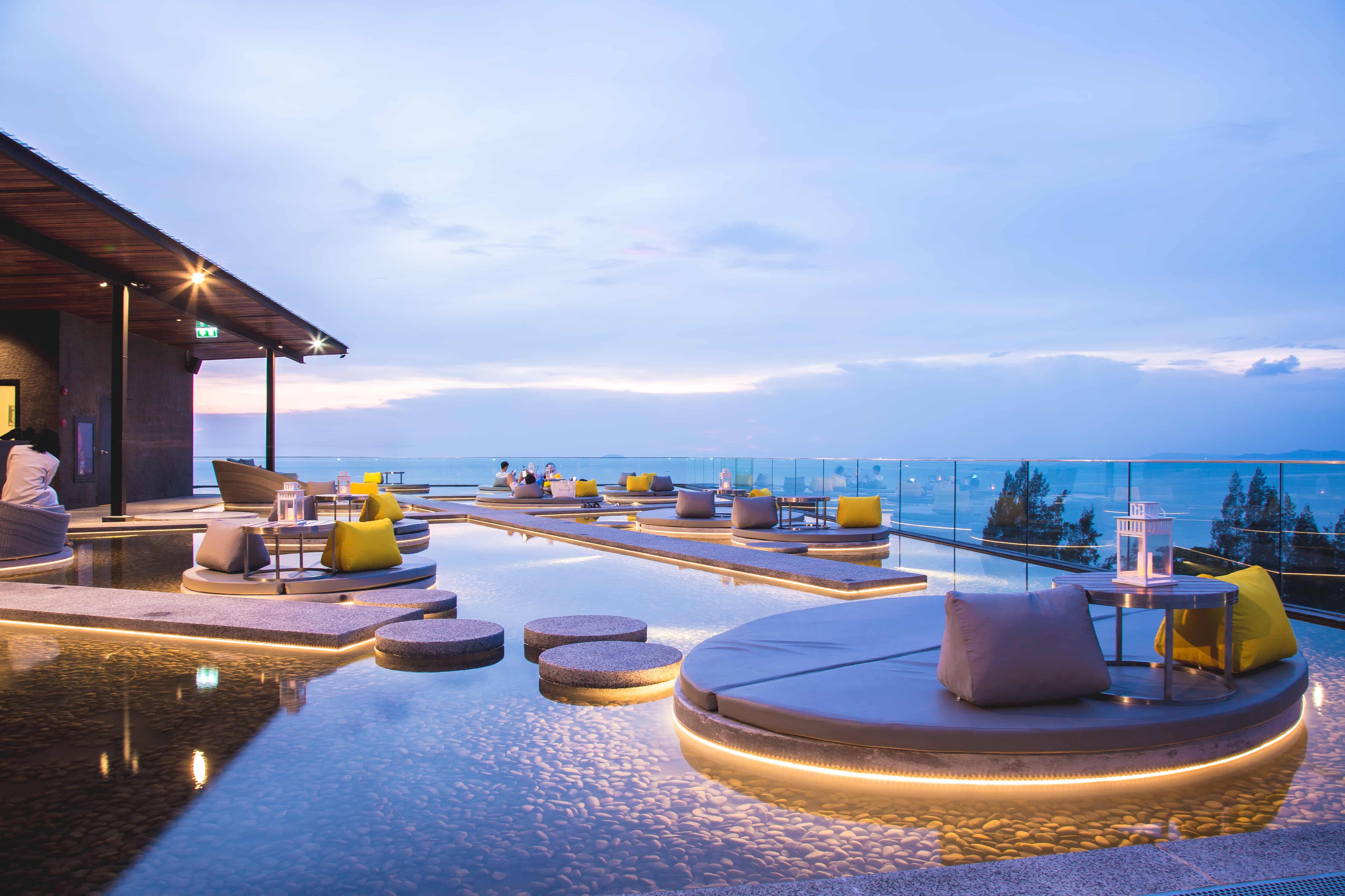 Ana Anan Resort & Villas Pattaya Na Chom Thian Exterior photo The rooftop bar at the U Sathorn