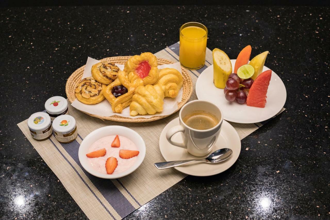 Ana Anan Resort & Villas Pattaya Na Chom Thian Exterior photo A typical breakfast at a hotel